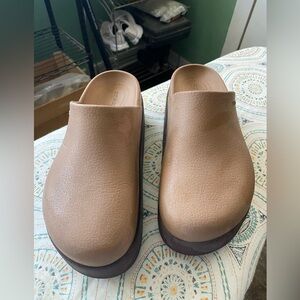 Crocs Dylan platform clog in two tone sepia size 8 (fits 38-39)